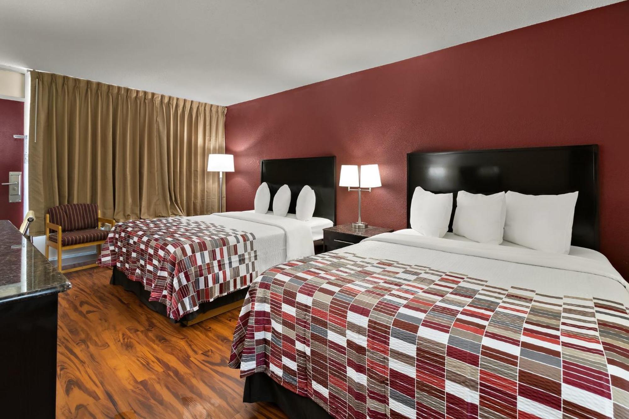 Red Roof Inn & Suites Кейв-Сити Экстерьер фото