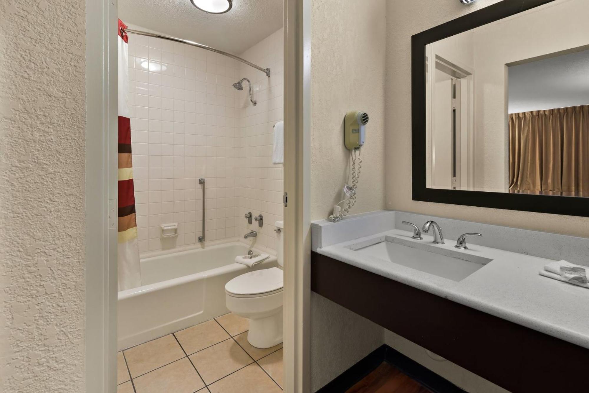 Red Roof Inn & Suites Кейв-Сити Экстерьер фото