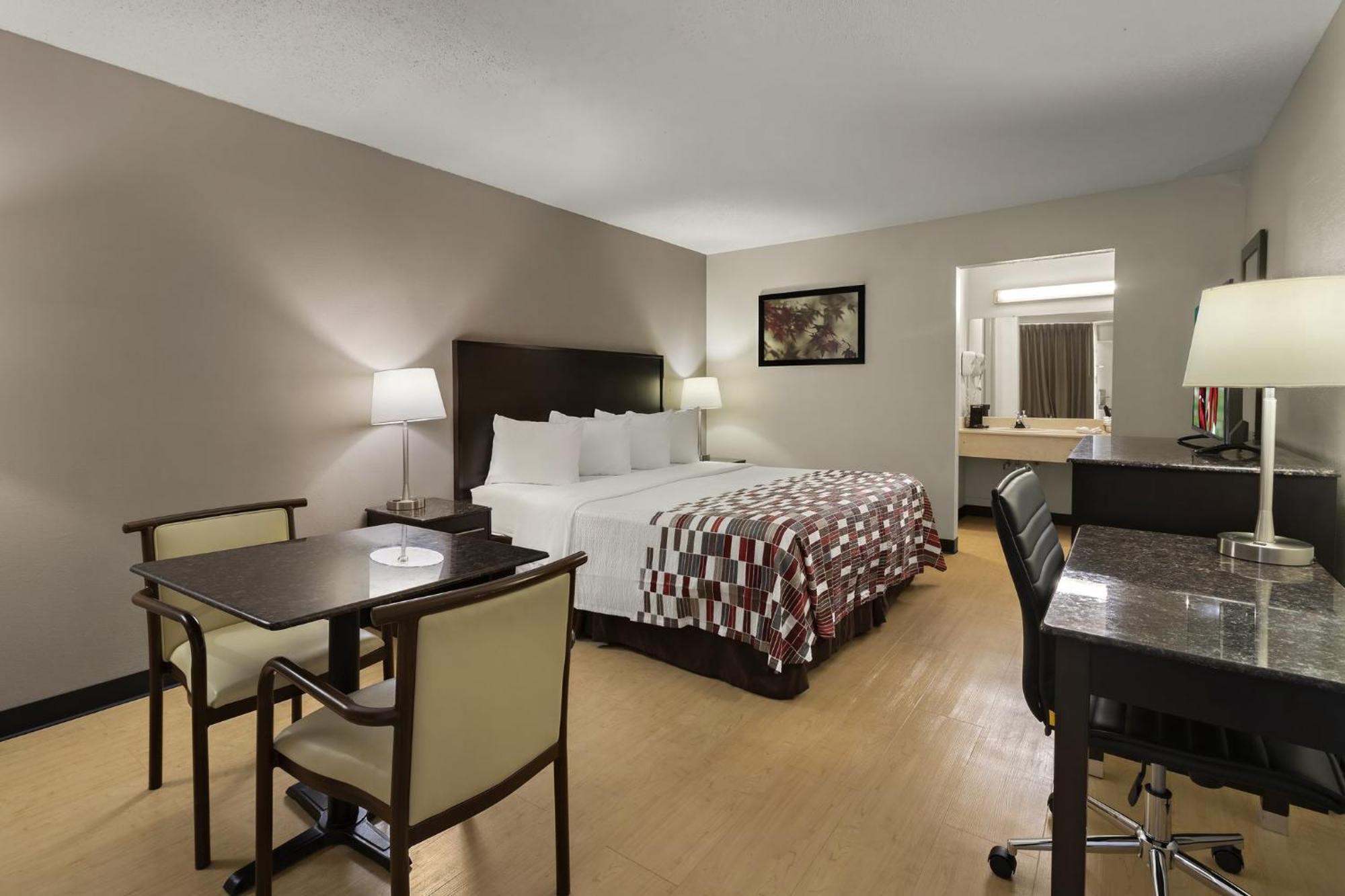 Red Roof Inn & Suites Кейв-Сити Экстерьер фото