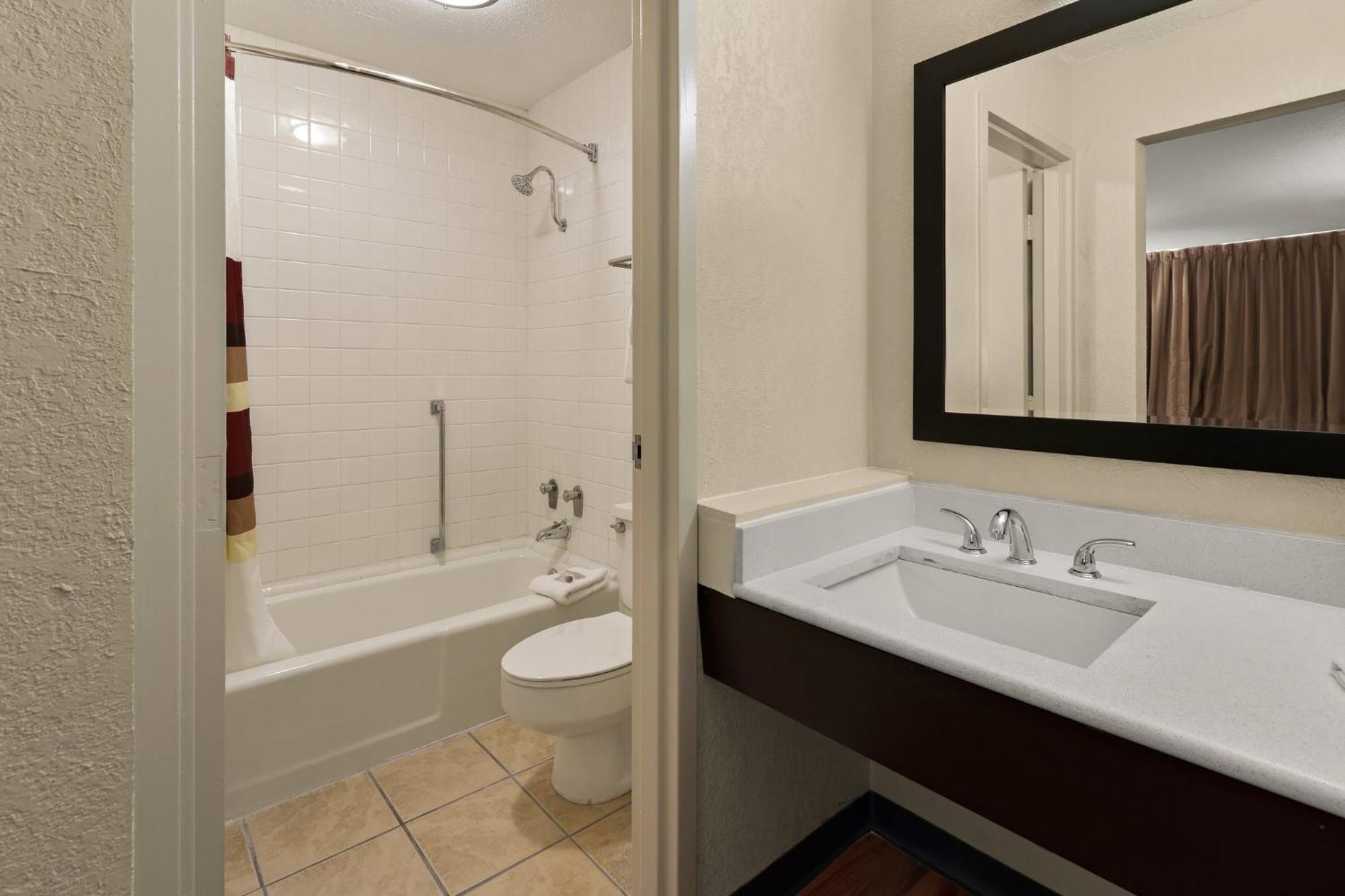Red Roof Inn & Suites Кейв-Сити Экстерьер фото