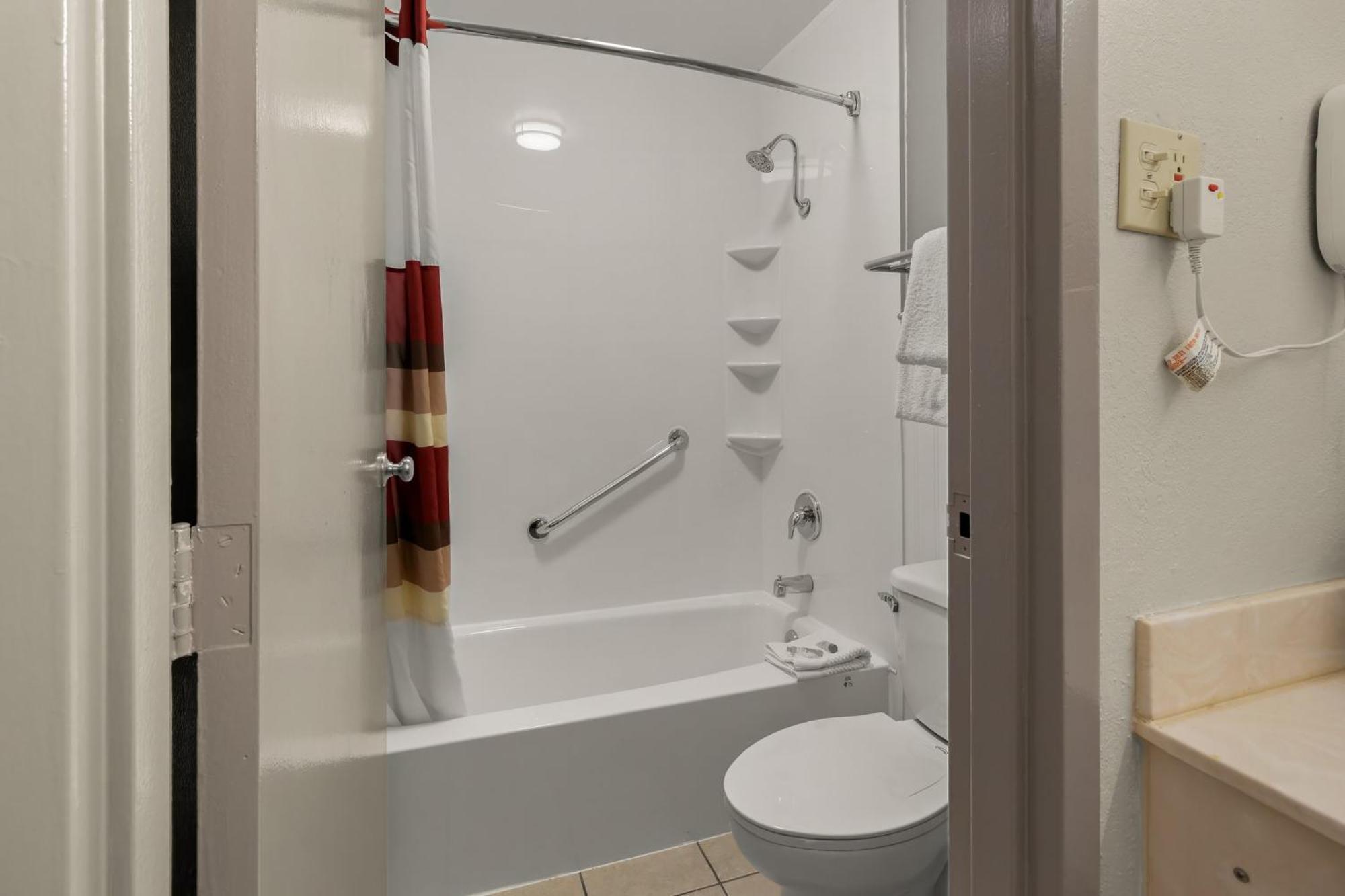 Red Roof Inn & Suites Кейв-Сити Экстерьер фото