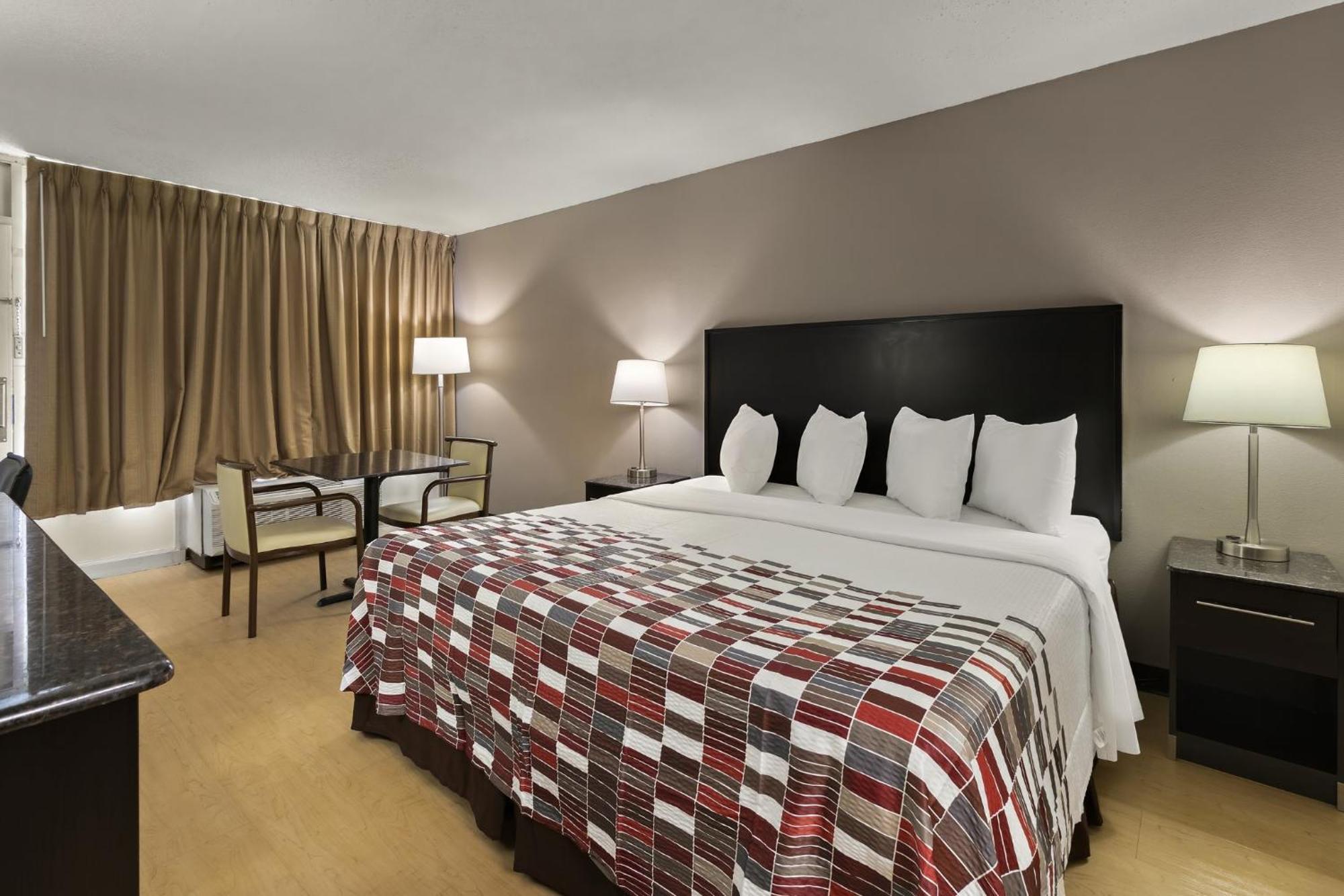 Red Roof Inn & Suites Кейв-Сити Экстерьер фото