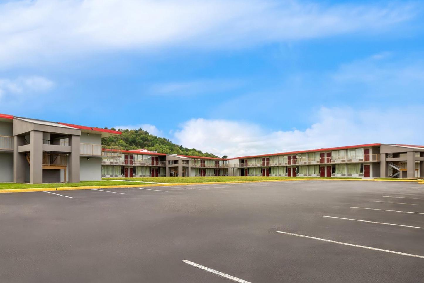 Red Roof Inn & Suites Кейв-Сити Экстерьер фото